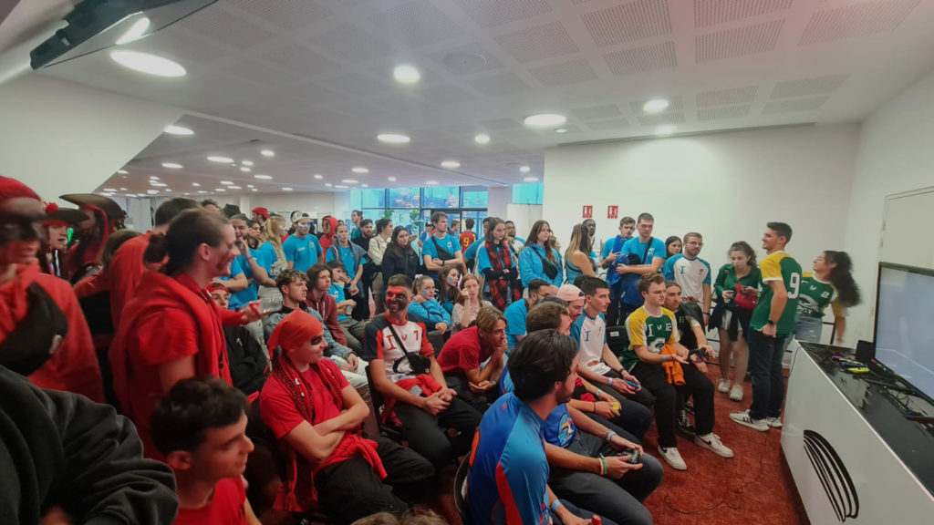 foule d'étudiant pour la finale fc24 au tact 2023