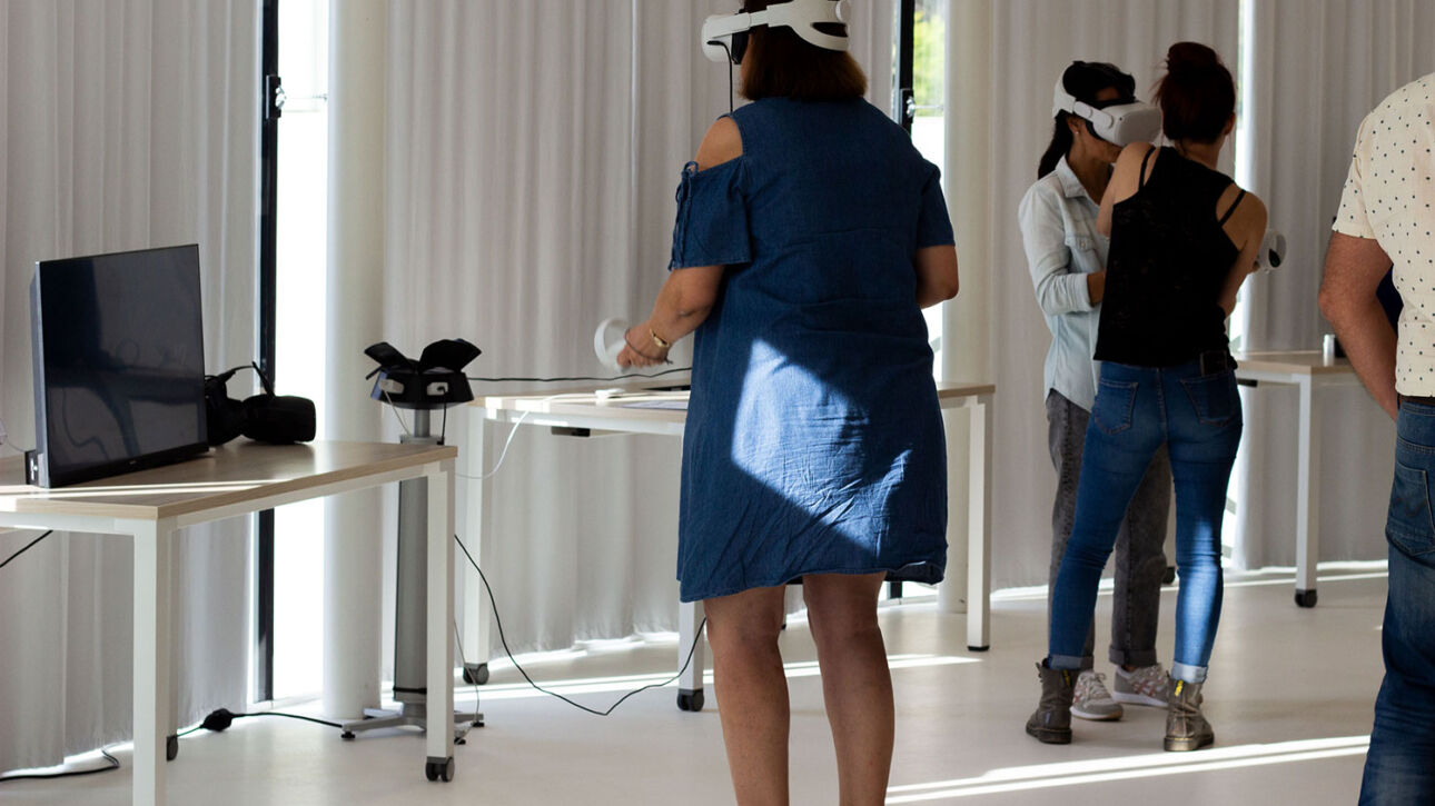 Team building the camp VR