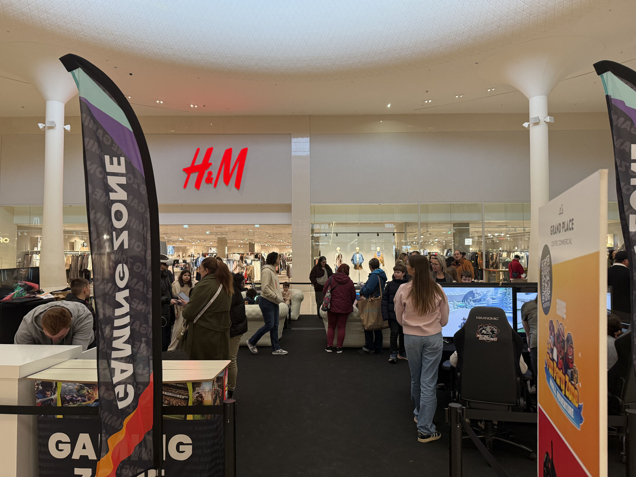 stand animation gaming centre commercial